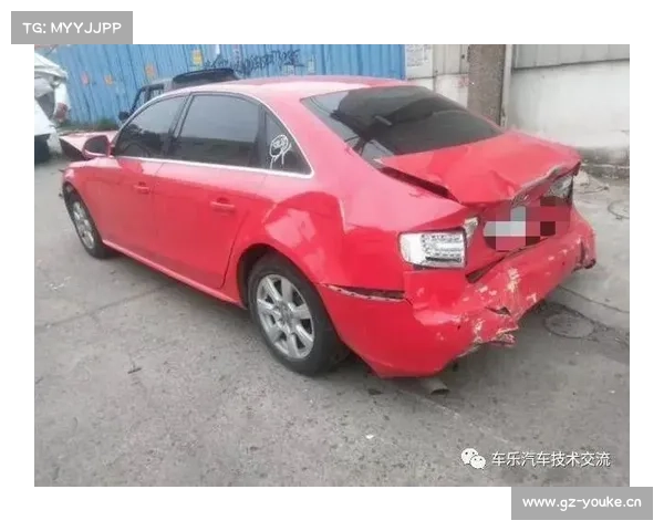 临沂皇冠奥迪俩轿车追尾大货车 车面目全非却无人伤亡